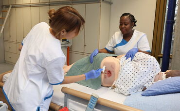 "Skills Lab" der Maria-Merian-Schule in Waiblingen: An einer programmierbaren Puppe üben die Pflegeschülerinnen etwa, Wunden zu