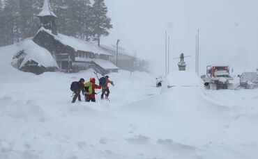 Mitglieder des Rettungsteams machen sich auf den Weg.