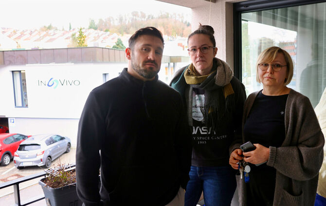 Drei der genervten Anwohner, von links: Roman Weller, Nicole Hager und Olga Sperl. Sie finden die Wärmepumpe der Invivo-Erweiter