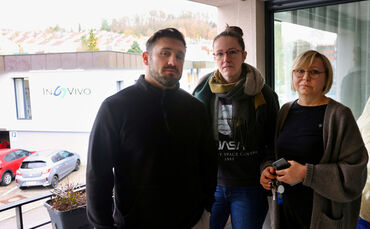 Drei der genervten Anwohner, von links: Roman Weller, Nicole Hager und Olga Sperl. Sie finden die Wärmepumpe der Invivo-Erweiter