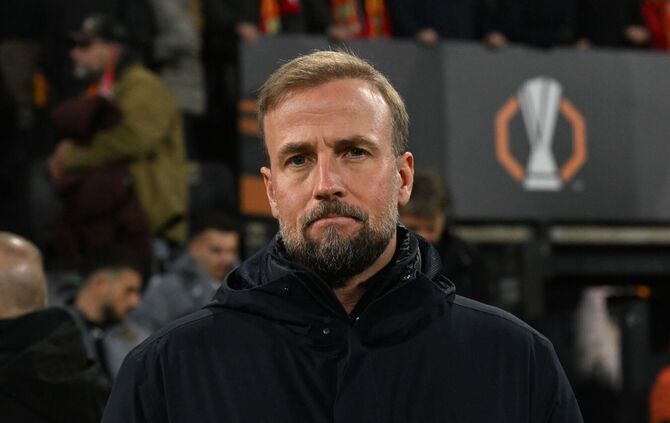 VfB-Trainer Sebastian Hoeneß möchte mit seinem Team auswärts in Glasgow die Grundlage für den erhofften Achtelfinaleinzug legen.