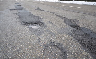 Grund für die Verkehrsbehinderung war ein Schlagloch auf der Fahrbahn. Zwei beschädigte Autos mussten abgeschleppt werden (Symbo