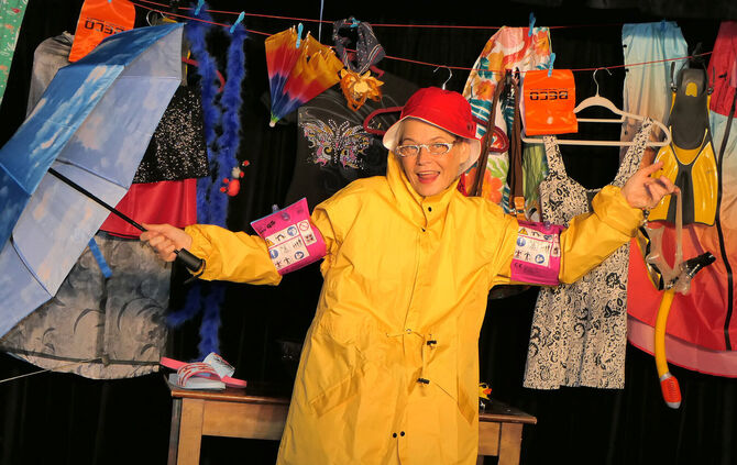 Iris Guggenberger spielt die Hauptrolle der Lehrerin Wilma Wutz in dem Theaterstück „Die Sintflut" des Galli Theaters Backnang.