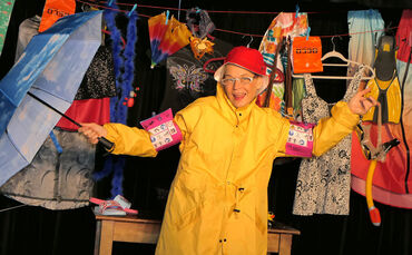 Iris Guggenberger spielt die Hauptrolle der Lehrerin Wilma Wutz in dem Theaterstück „Die Sintflut" des Galli Theaters Backnang.