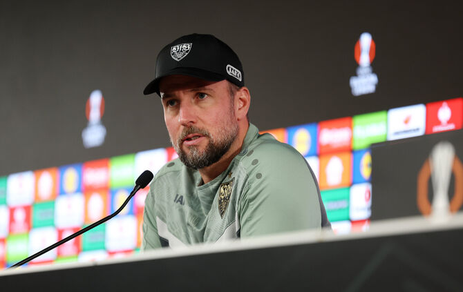 VfB-Trainer Sebastian Hoeneß auf dem Pressepodium.