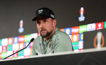 VfB-Trainer Sebastian Hoeneß auf dem Pressepodium.