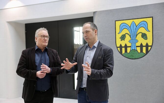 Karl-Thomas Starke, Vorsitzender des Wirtschaftsforums Welzheimer Wald, links, und Bürgermeister Ronald Krötz, freuen sich auf d