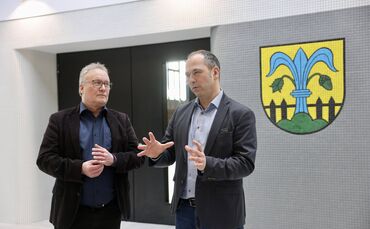 Karl-Thomas Starke, Vorsitzender des Wirtschaftsforums Welzheimer Wald, links, und Bürgermeister Ronald Krötz, freuen sich auf d