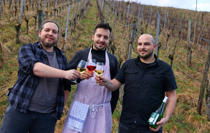 Kapitel 2 im Geschwisterbesen beginnt mit dem ersten Wein: Tobias, Andreas und Benjamin Lorenz (von links) stoßen an.