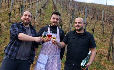 Kapitel 2 im Geschwisterbesen beginnt mit dem ersten Wein: Tobias, Andreas und Benjamin Lorenz (von links) stoßen an.
