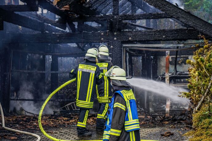 Lorch: Holzwohnhaus in Vollbrand – 1 Verletzte