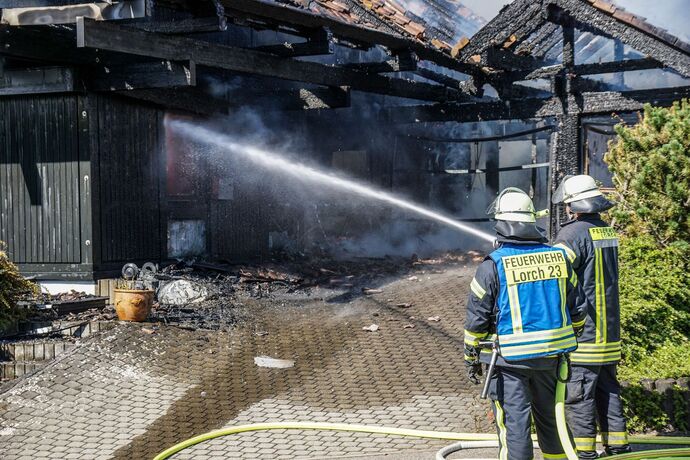 Lorch: Holzwohnhaus in Vollbrand – 1 Verletzte
