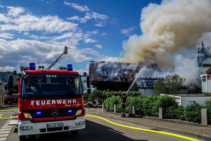 Lorch: Holzwohnhaus in Vollbrand – 1 Verletzte