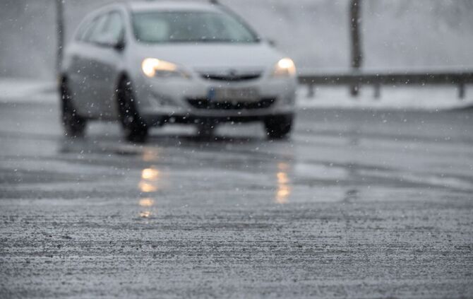 Unfall auf glatten Straßen (Illustration)