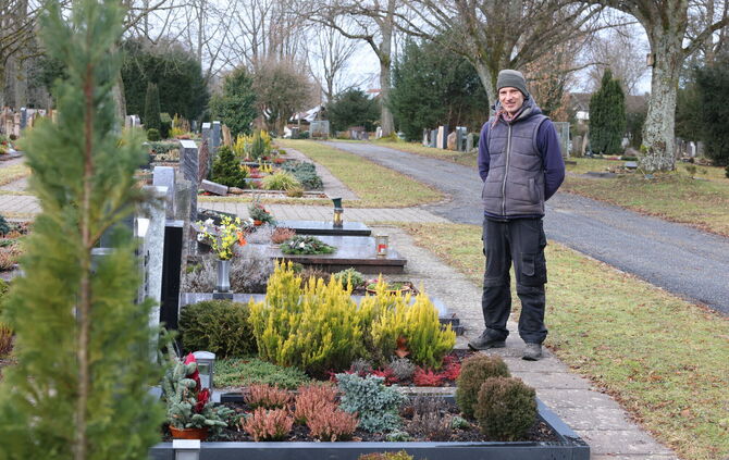 Ruben Bachmann kümmert sich für Stephis Blumenwerkstatt um viele der Gräber auf dem Tannwaldfriedhof.