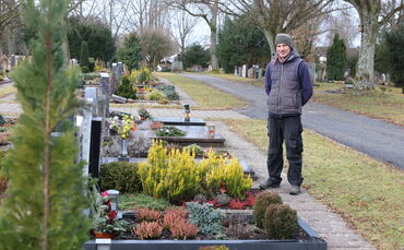 Ruben Bachmann kümmert sich für Stephis Blumenwerkstatt um viele der Gräber auf dem Tannwaldfriedhof.