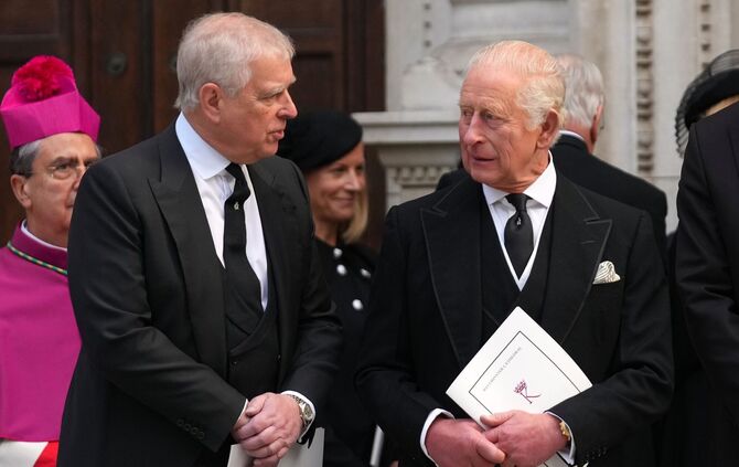 Andrew (l) und der britische König Charles III.