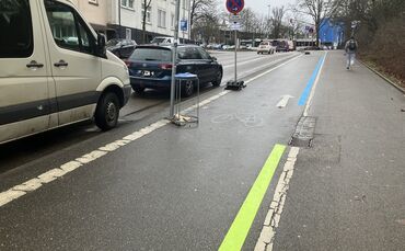 Blau, Grün, Rot: In der Dammstraße in Waiblingen soll wieder ein Farbkonzept helfen, den richtigen Ersatzbus nach Stuttgart, Can