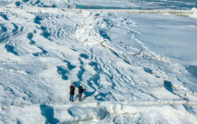 Eisberge türmen sich an der Ostseeküste