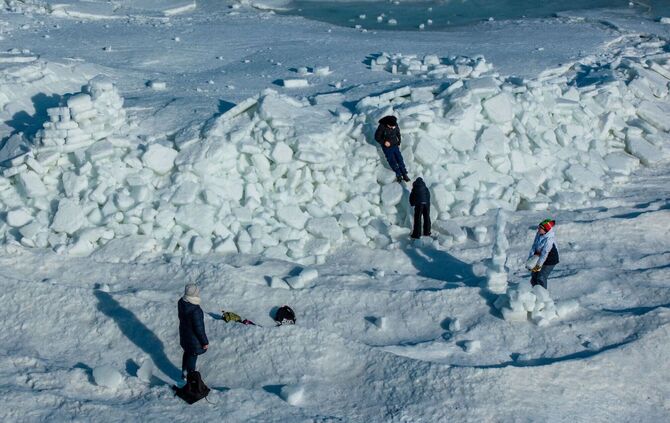 Eisberge türmen sich an der Ostseeküste