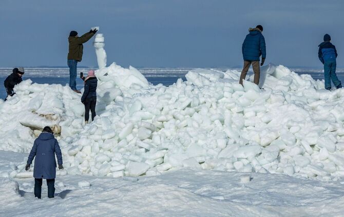 Eisberge türmen sich an der Ostseeküste