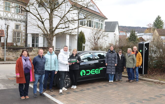 Beim offiziellen Start: In Steinenberg gibt es jetzt eine Ladesäule und ein Carsharing-Fahrzeug.
