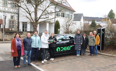 Beim offiziellen Start: In Steinenberg gibt es jetzt eine Ladesäule und ein Carsharing-Fahrzeug.