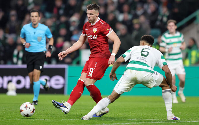 Der VfB Stuttgart um Ermedin Demirovic gewann in Schottland verdient mit 4:1.