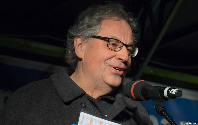 Dieter Reicherter, ehemaliger Vorsitzender Richter am Landgericht Stuttgart, spricht in der Glockenkelter Stetten über die S-Bah