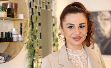 Kosmetikerin Fotini Greku schließt ihr Geschäft aus gesundheitlichen Gründen, hört aber nicht ganz auf.