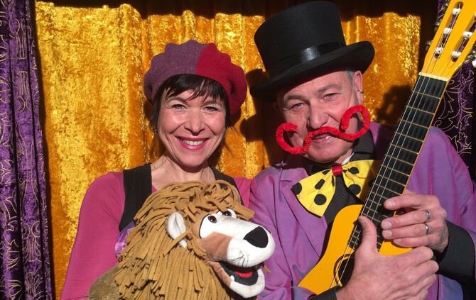 Vladi und Christof Altmann präsentieren ihre Zirkusshow »Der Löwe lacht« in der Alten Kelter Korb.