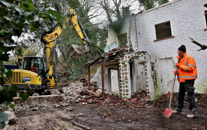 Bald wird das kleine Häuschen am Bahndamm wohl komplett verschwunden sein.