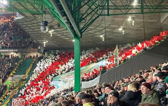 Vor dem Spiel zeigte die Stuttgarter Fanszene eine Choreo im Auswärtsblock.