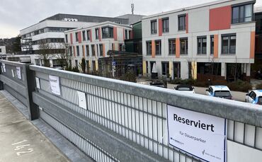 Auf dem Oberdeck des Parkhauses am Klinikum Schorndorf wurden 60 Parkplätze beschildert. Sie sind für Mitarbeitende der Klinik u