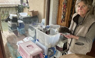 Karin Seiler mit einem der vielen Igel, die ihr im Winter gebracht werden.