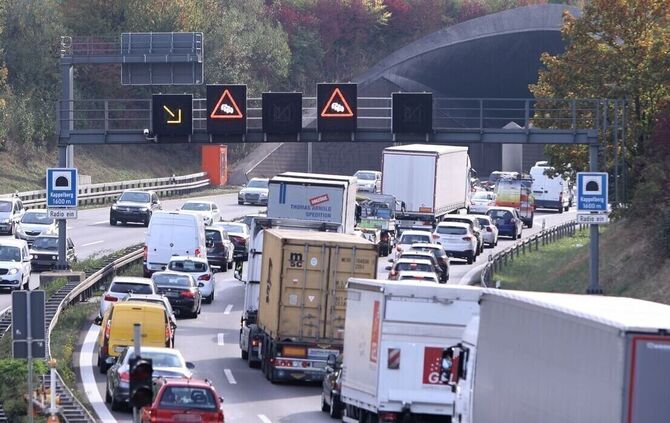 Langer Stau vor dem Kappelbergtunnel: Ab dem 24. Februar wird das wohl jeden Morgen die Regel sein.