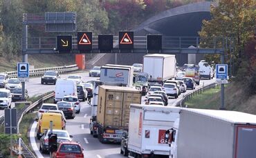 Langer Stau vor dem Kappelbergtunnel: Ab dem 24. Februar wird das wohl jeden Morgen die Regel sein.
