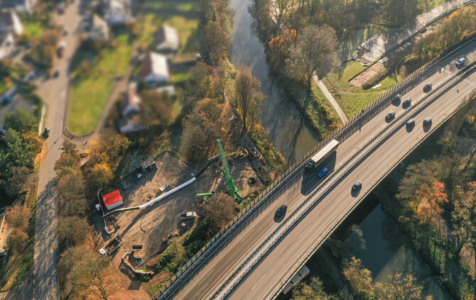 Baustelle für Erdgas-Pipeline an der Rems in Waiblingen: Neben der B14 bei Beinstein wird bald der bereitliegende "Düker" unter