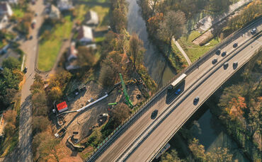 Baustelle für Erdgas-Pipeline an der Rems in Waiblingen: Neben der B14 bei Beinstein wird bald der bereitliegende "Düker" unter 