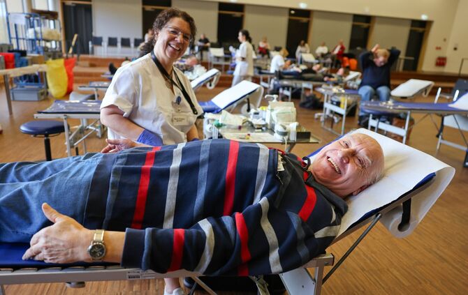 Otto Kaltenbach (77) bei seiner 180. Blutspende im Bürgerhaus Kernen.