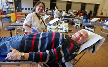 Otto Kaltenbach (77) bei seiner 180. Blutspende im Bürgerhaus Kernen.