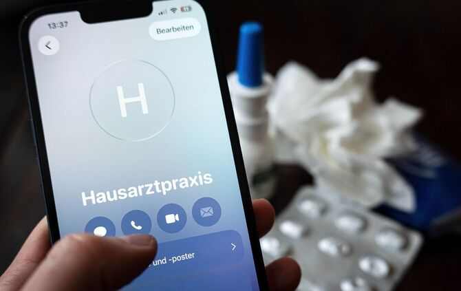 Macht eine telefonische Krankschreibung Fehlzeiten im Job zu leicht? (Archivbild)