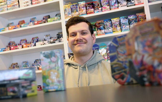 Johannes Sax in seinem Shop für Sammelkarten und Zubehör. Das Ladengeschäft ist außerdem ein Treffpunkt, an dem sich Spielerinne