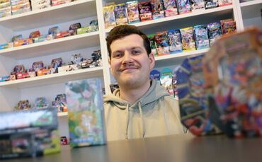 Johannes Sax in seinem Shop für Sammelkarten und Zubehör. Das Ladengeschäft ist außerdem ein Treffpunkt, an dem sich Spielerinne