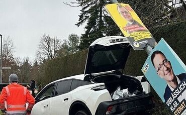 Was tut man nur den Kleinen an? Bei einem Unfall am Valentinstag geriet in Breitenfürst auch ein Laternenmast mit Wahlplakaten i