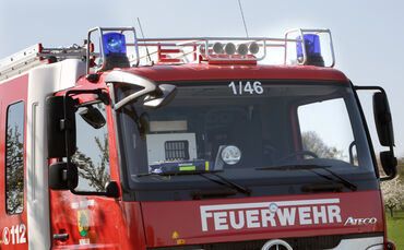 Feuerwehr und Polizei sind an dem Einsatz beteiligt (Symbolfoto).
