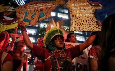 Indigene demonstrieren gegen Baggerarbeiten im Amazonasgebiet