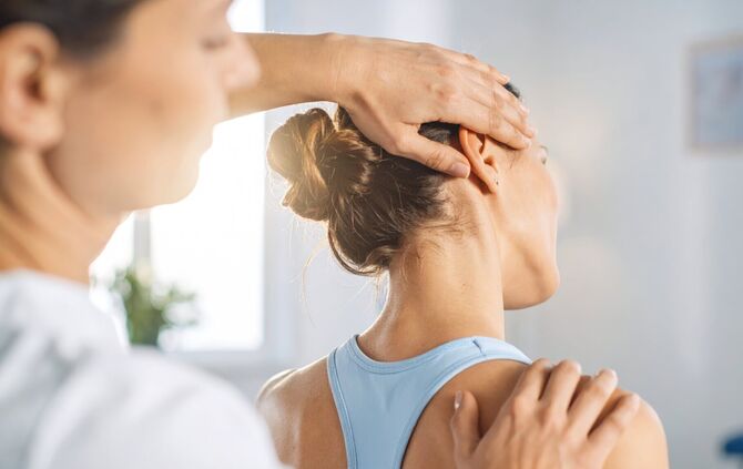 Ein physiotherapeutisch angeleitetes Training oder manuelle Therapie helfen oft schon weiter: Meistens reichen wenige Einheiten.