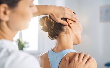 Ein physiotherapeutisch angeleitetes Training oder manuelle Therapie helfen oft schon weiter: Meistens reichen wenige Einheiten.