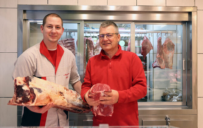 Marvin und Ernst Kefer (von links) verarbeiten in ihrer Metzgerei Rindfleisch aus Manolzweiler.